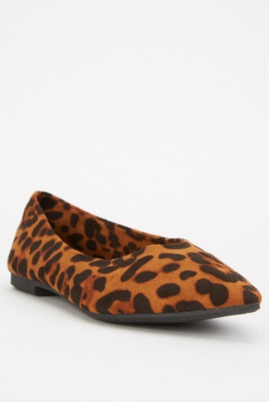 Leopard print pointy toe flats